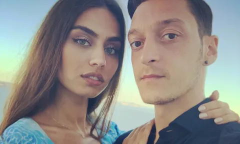 Ozil từ giã tuyển Đức, người yêu hoa hậu nói gì?
