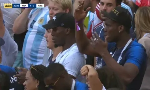 Hai anh trai bất bình với pha đá phạt tệ hại của Paul Pogba