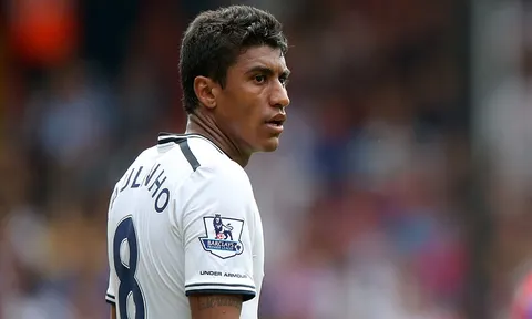 Paulinho khi còn tung hoành tại Tottenham