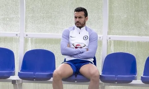 Pedro âu sầu nhìn các đồng đội tập luyện trước đại chiến với Tottenham