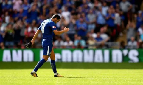 Pedro bị đuổi, fan Chelsea tố trọng tài là người của Arsenal