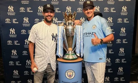 Pep đem cúp đến sân bóng chày, quảng bá cho Man City