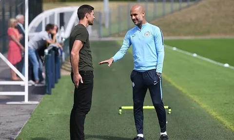 Pep Guardiola đón vị khách bất ngờ tới sân tập Man City