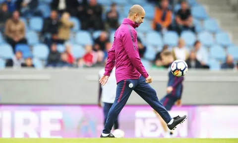 Pep Guardiola tâng bóng điêu luyện trong buổi tập của Man City