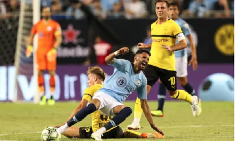 Pep Guardiola "xanh mặt" khi tân binh Mahrez nằm sân đau đớn ngay trận ra mắt