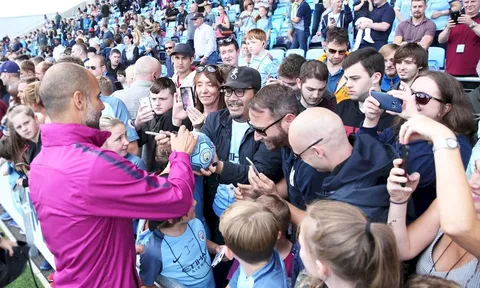 Pep ký tên mỏi tay cho NHM đến xem Man City tập luyện