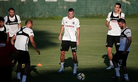 Pepe rạng rỡ bên đồng đội mới tại Besiktas