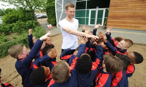 Per Mertesacker ghé thăm học viện Arsenal, sẵn sàng cho vai trò mới
