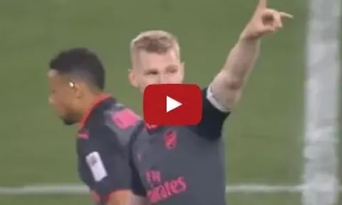 Per Mertesacker móc bóng đẹp mắt, mở tỉ số cho Arsenal trước Sydney