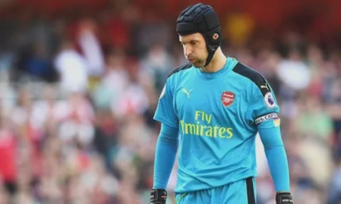 Cech cảnh báo Arsenal không bước vào vết xe đổ của MU
