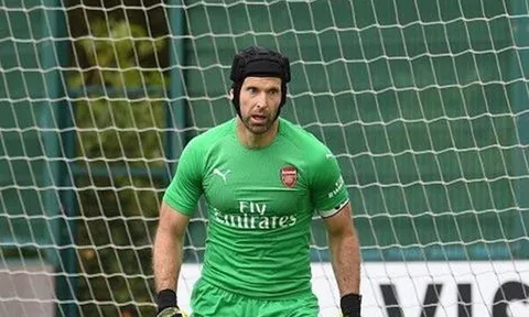 Fan Arsenal choáng với bức ảnh của Petr Cech