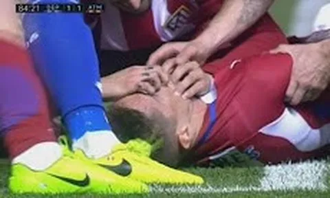 Pha bóng khiến các fan Torres đứng tim
