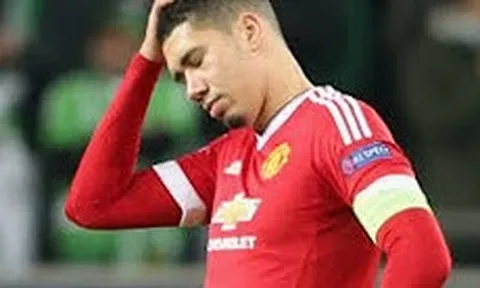 Pha đỡ bóng 'khó tin' của Smalling trong trận Derby thành Manchester