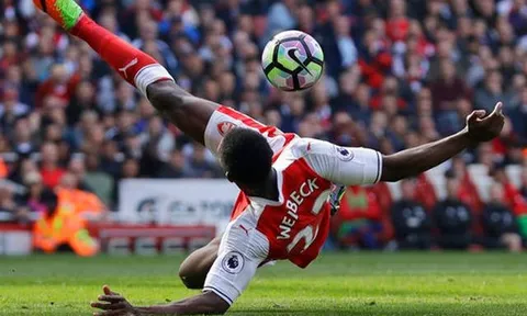 Pha đỡ ngực, móc bóng lỗi của Welbeck vs Man Utd