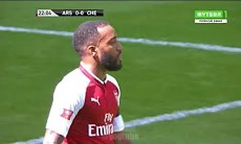 Pha dứt điểm trúng cột dọc của Lacazette