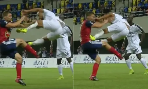 Pha kungfu của De Jong được tái hiện ở Champions League