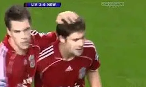 Pha làm bàn từ giữa sân 'để đời' của Xabi Alonso