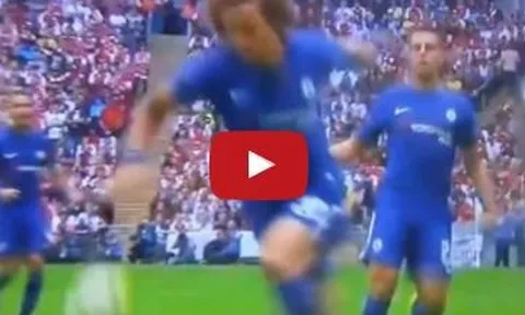 Pha phòng ngự rất 'tỉnh' của David Luiz trước Arsenal
