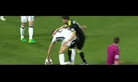 Pha qua người siêu đỉnh bằng... tay của cựu sao Man Utd