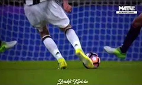 Pha solo ghi bàn khó tin từ giữa sân của... Bonucci