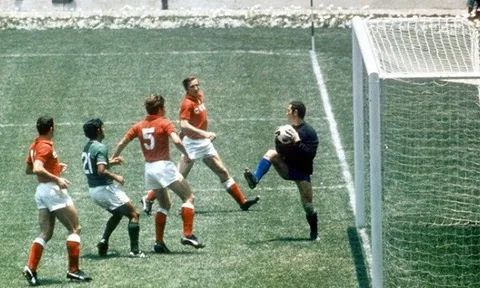 Pha thay người đầu tiên trong lịch sử World Cup