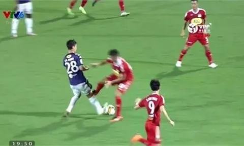 Pha vào bóng rợn người của Tăng Tiến về phía Duy Mạnh