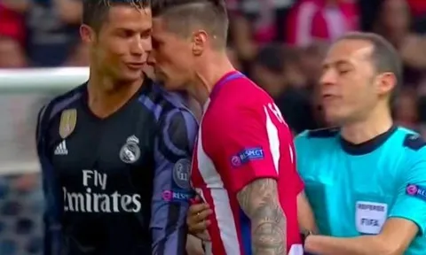 Pha xô xát giữa Fernando Torres với Cristiano Ronaldo