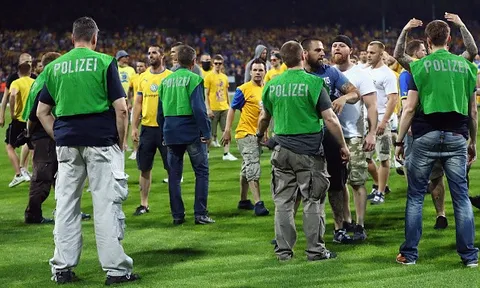 Phẫn nộ khi không thể lên hạng, CĐV Braunschweig kéo nhau lao xuống sân đòi ăn thua đủ với Wolfsburg