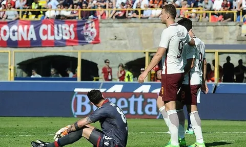 Pháo sáng rực trời trong ngày Roma thắng dễ Bologna