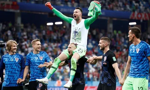 Phì cười cảnh thủ môn Croatia ngã lộn cổ khi ăn mừng