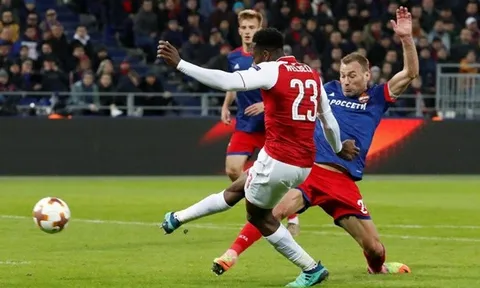 Phòng thủ như mơ ngủ, Arsenal suýt bị loại trên đất Nga