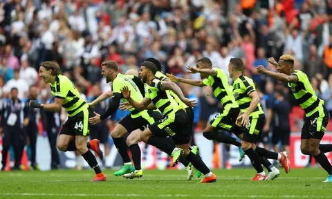 Phút giây Huddersfield chính thức ghi tên mình lên bản đồ giải đấu Ngoại hạng Anh