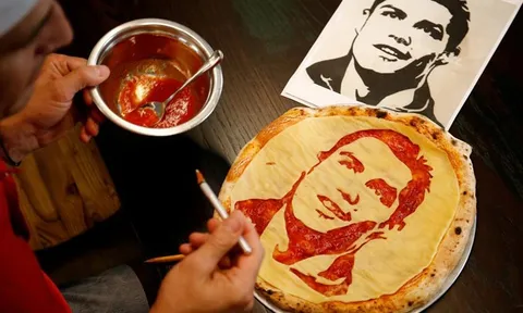 Đến Nga mùa World Cup: Thưởng thức pizza in hình Ronaldo và Suarez