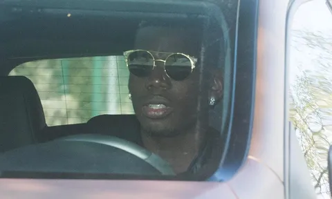 Pogba chạy xe đến sân tập, nhiều khả năng ra sân trước Man City