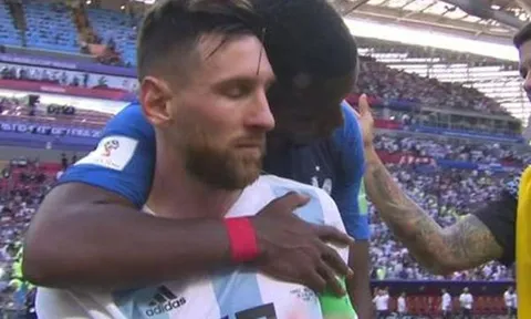 Pogba dành cái ôm vỗ về Messi khi Argentina bị loại khỏi World Cup