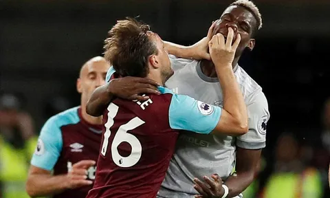 Pogba 'đấu võ' với Mark Noble rồi ôm nhau thắm thiết