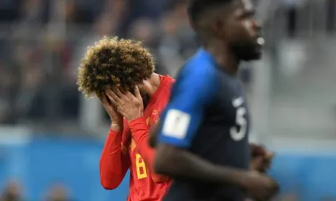 Pogba làm gì để an ủi người đàn anh Fellaini sau trận?