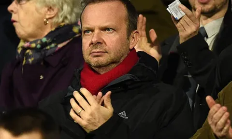 Ed Woodward nên chọn Mourinho, hay nghe theo Pogba?