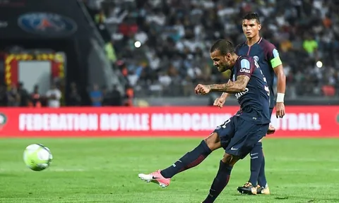 PSG 2-1 Monaco: Ngày Alves che mờ Mbappe