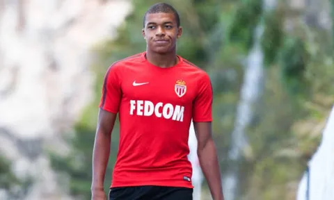 PSG rút lui, Mbappe lủi thủi ra sân tập cùng Monaco