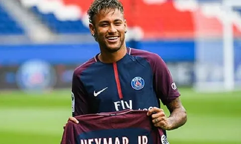 PSG thu về bao nhiêu tiền trong ngày đầu tiên bán áo đấu Neymar?
