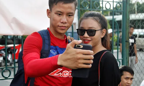 Quế Ngọc Hải "đốn tim" fan nữ trên sân cỏ