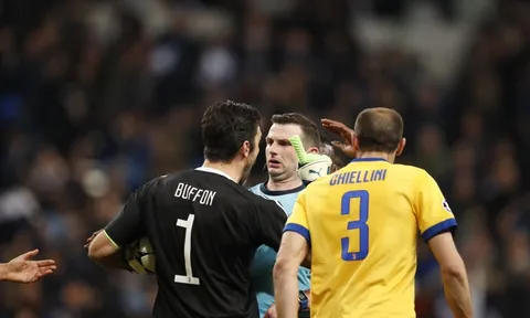 Quan điểm: Michael Oliver là trọng tài xuất sắc, dũng cảm và nên dự World Cup