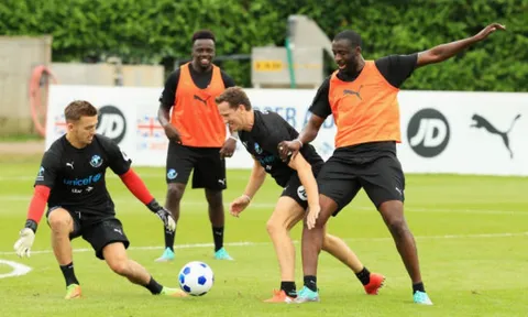Quên Guardiola, Yaya Toure điên cuồng tập luyện vì trẻ em tại Anh