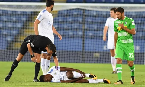 Ra mắt Leicester được 17 phút, Iheanacho đã phải lên cáng