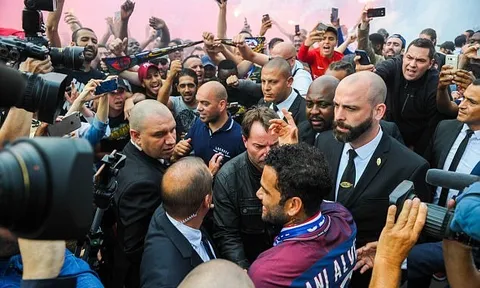Ra mắt PSG, Dani Alves được chào đón như ông hoàng