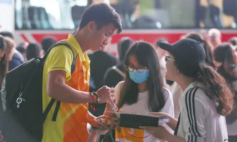 Fan đổ bộ lên sân bay, U23 Việt Nam chính thức lên đường chinh phục ASIAD 2018