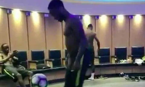 Raheem Sterling biểu diễn kỹ thuật thượng thừa trong phòng thay đồ