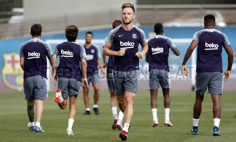 Rakitic buồn thiu khi Vidal xuất hiện trên sân tập Barca