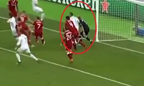 Sau khi khiến Salah chấn thương, Ramos thúc cùi chỏ vào mặt Karius